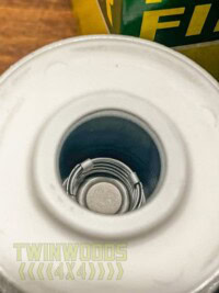 W 713/9 LPX100590 Td5 oil filter cut open for inspection inside